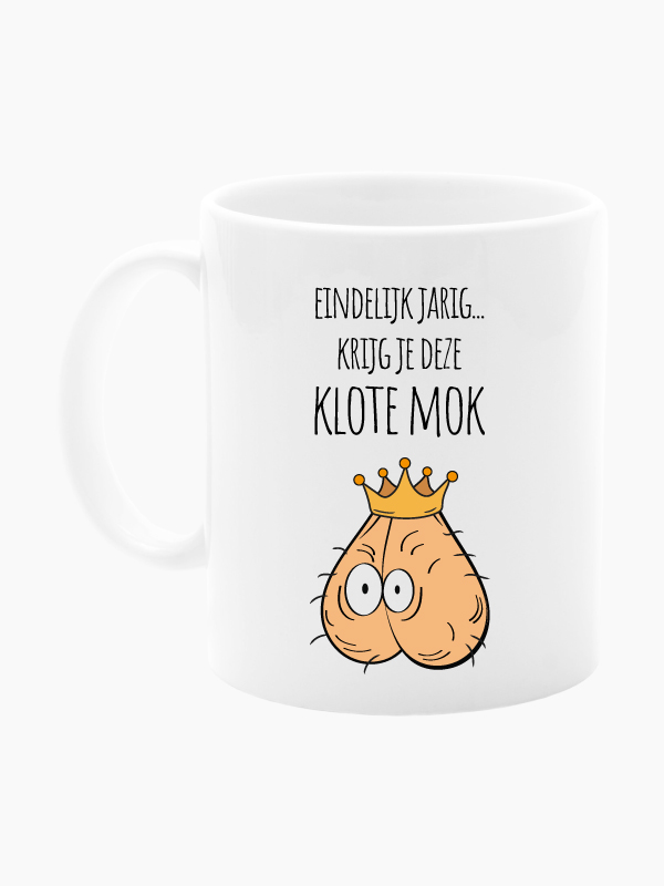 Grappige verjaardagsmok met tekst ‘Eindelijk jarig… krijg je deze klote mok’.